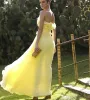 Elegante longo amarelo sem alças tule vestidos de noite sem mangas com flores artesanais uma linha até o chão vestidos de fiesta para mulher