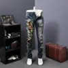 Hommes broderie côtelé jean Moto Biker Denim pantalon tigre fleur broderie mode Desinger jean Ribbe détruire trou Men219k