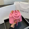 Günstiges Outlet 50 % Rabatt Neuer Lebensmittelkorb Macaron-Tasche Eimer mit großem Fassungsvermögen Mode einfach 2023 tragbare Schulter-Crossbody