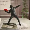 Arti e mestieri Statue in resina Scptures Banksy Flower Thrower Statua Bomber Decorazione della casa Accessori Ornamenti moderni Figurine Col Dhq8N