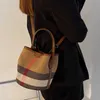 Bolso VM Messenger Fashion Kiss Bucket 2024 Canvas Femenino + Dirección de cuero versátil Pursos y bolsos a rayas de lujo