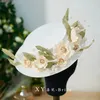 Berets 2023 Design Fairy Fedoras Fedoras Krótki płaski czapkę ślubną białą satynę vtinage panna młoda kwiatowy fascynator