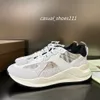 2023 Hot Luxury Low Top For Men Red Botts Trainers White äkta lädersport klackar lägenheter sneakers löpare körskor Skodon avslappnade skor