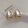 Orecchini a bottone retrò semplici colori oro e argento abbinati prima dopo aver indossato goccia d'acqua design texture femminile regalo sorella 2023