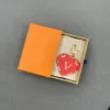 Marca de designer Keychain em forma de coração os amantes de fivela de fivela card-tichains de couro artesanal Menino Mulheres bolsas de pingente acessórios