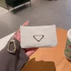 Classico come P Portachiavi Designer di lusso Lo stesso stile Borsa per carte da uomo e da donna Mini metallo triangolo invertito Portamonete di marca grande Regalo TT