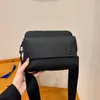 Diseñador de lujo Bolso cruzado Marca Bolsos de hombro para hombre Alta calidad Doble capa Flip Cremallera Borse Paris Cuero genuino Color sólido Carta Axila Bolsa de cartero