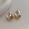 Orecchini a bottone retrò semplici colori oro e argento abbinati prima dopo aver indossato goccia d'acqua design texture femminile regalo sorella 2023