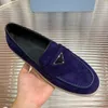 العلامة التجارية الكلاسيكية Triangle Logo Suede Designer Men's Laiders Slip-On Round Toe Flats Heels Cheels Leath