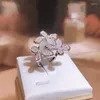 Anelli a grappolo Elegante anello di coppia con tre fiori super scintillanti Farfalla con diamanti pieni per le donne Gioielli regalo di Natale con zirconi a foglia di fiocco