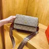 90% korting in de outlet store Hoge kwaliteit tas voor dames 2023 Nieuwe trendy en bedrukt klein vierkant veelzijdig brede schouderband enkele crossbody nummer 7452