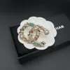 Lyxiga smycken xiaoxiang familj dubbel c-bokstäver palats färgglad inpackning bröst nål doftande mormor mode stift tillbehör flicka fest gåva