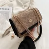 90 ٪ من Outlet Store حقيبة نسائية عالية الجودة 2023 سلسلة جديدة من Crossbody متعدد المقصورة حقيبة ظهر صغيرة على نمط المربع رقم 7452