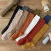 Skarpetki Hosiery Long Socks Kobiety pończochy Organiczne bawełniane solidne ciepłe uda wysokie damskie dziewczęta moda na młode przypadkowe skarpetki kolan harajuku 231016