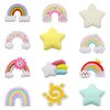 Hurtownia 100pcs PVC Kolorowa tęczowa gwiazda Rainbow Cloud Heart Sun Shoe Charms Dziewczęce Kobieta Klucz dekoracje do plecaka zatyka