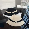 Berretto a secchiello Cappello invernale a tesa larga Lettera di lusso Marchio Casual Miscela di cotone Cappelli da strada alla moda Casquette in metallo per cappelli aderenti da donna