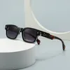 Solglasögon ouylan vintage fyrkantiga kvinnor modemärke design gradient nyanser uv400 goggles män trender nitar punk solglasögon