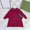 女の子のためのブランドドレススーツ秋のベビーコットンニットデザインセットサイズ100-160 cmコントラストレターJacquard Cardigan and Polo Skirt Oct10