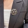 18 -karatowe złote broszki luksusowe projektanci marki czarne kamelię kwiatowe druk Krąg mody broszki ze stali nierdzewnej ślub 272s