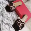 Pateaux en cuir en cuir breveté Les pantoufles à talons hauts d'été créatrice de luxe de luxe Fashion Chunky Sandales Sexe Sexy Buckle Party Party Hotel Comfort Ligne Soft Tow Tow