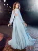 Abiti da festa Flowing Sky Blue Chiffon A-Line maniche lunghe Prom 2023 Scollo a V con bottoni ricoperti sul retro Abiti da sera formali in pizzo