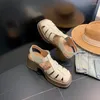 Sandaler söta runda tå kvinnor ankel spänne sommarskor lyxdesigner lägenheter klassisk svart vit sapato mode strand chaussures