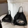 Mode ryggsäck kvinnor axelkedja väska d brev handväska designer väska nylon totebag stora kapacitet resväskor
