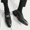 Mocassins masculinos de couro pu, patchwork, sapatos de couro em relevo com fivela de metal, decoração, sapatos sociais, moda masculina, sapatos únicos