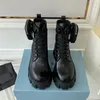 Stiefel Designerstiefel Luxusstiefel Plateau Damenstiefel Martin Motorradstiefel Kalbsleder Schwarz umgekehrtes Dreieck Brandneue Modestiefel