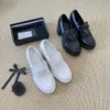 Topontwerpers Vrouw Casual Schoenen Kleding Schoenen Leren Schoenen Luxe Mode driehoek Loafers Leren Schoenen Flats 231017