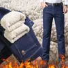 Mäns jeans vinterfleece sherpa jeans för män tjock affär casual klassiska raka byxor plysch ull sammet blå svart denim pantl231017