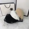 Beralar lüks cz elmas harfler tasarımcıları Beret kapakları kadın lüks casquette moda inci nakış Sokak şapkası 4colors% 100 yün kubbe yün kapağı kış sıcak