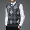 Herrtröjor Fashion Designer Märke Argyle Pullover Diamond Sweater V Neck Knit Vest Men 6% ull ärmlösa Autum Casual Men Clothing 231017