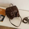 Borsa a secchiello piccola alla moda da donna in vera pelle conciata al vegetale con coulisse, tracolla in pelle di vacchetta da donna di alta qualità