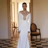 Abiti da sposa a sirena con collo alto in pizzo delicato con maniche lunghe Abiti da sposa semplici bianchi modesti da giardino Bottoni posteriori chic Sweep Train Long Robes de Mariee CL2778