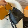 Balde sacola grande capacidade bolsa de ombro moda bolsa de compras ouro prego grânulo carta decoração alça de couro removível com cordão encadernação bolsa crossbody