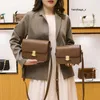 Fabriksdirektförsäljning Nya varumärkesväskor Partihandel Kvinnor 2022 Fashion Arc Buckle Flip Tofu Box Small Square Single Shoulder Messenger