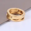 Anel de alta qualidade Wed Ring de titânio anéis de aço preto e branco Homens e mulheres Cerâmica Projeto Jóias Presente Presente