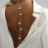 Hangerkettingen De modetrend is sexy voor dames op het strand. Vlinder ketting parel