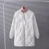 Płaszcze damskie okopy 2023 Kurtki zimowe bawełniane odzież Koreańskie duże długie parkas czarne białe odzież wierzchnią D693
