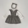 Flickaklänningar 2023 Autumn Baby Girls Dress Toddler Bow Retro Plaid Fake Two Long Sleeve Loose 0-3y barn Bomull med pannband