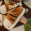 Pantoufles drôle mignon dessin animé griffe de tigre moelleux fourrure maison femmes hiver chaud en peluche mousse diapositives chaussures plate-forme tongs en gros 231017