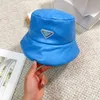 Designer Pu Bucket Hat Cuir Rose Caps Cap d'hiver Bonnet Down Plumes Chapeaux pour Hommes Femmes Mode Lettre Broche Casual Beanie Bonnets Caps Design Accessoires