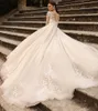 Dubai Crystal A Line Wedding Dresses 2023 spets långärmad plus storlek brudklänningar ren långärmare spetsfjädrar lyxiga vestido de novia arabiska strand boho ons klänningar