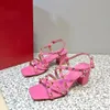 Hoge hakken sandalen met klinknagel decoratie lederen enkelgesp luxe designer sandaal modieuze 6 cm dikke hoge hakken open teen feestschoenen