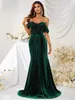 Verde Shiny Veet Mother of the Bride Dresses Mermaid Appliqued Wedding Dress Ospite abito lungo Off spalla V scollo a V Lunghezza Bling Bling Elegante serata