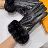 Lyxpälshandskar Black Leather Mittens Metal Letter Plush Sheepskin Gloves Winter Warm Driving Pekskärmhandskar för kvinnor