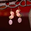 Kolczyki Dangle Boeyjjr Naturalny różowy Kamienny Koralik Kwiat Kształt Moda Biżuteria Złota Kolor Kolor dla kobiet