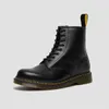 1460 Doc Martins Boots Men Womens Designer Plataforma de Airwair Tornozelo Martin Bott Black Green Branco branco Botas de couro liso Invernal Snowor Outdoor Sapatos quentes tênis 35-44