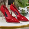 Hoge hakken van rood lakleer Dames Naaldhak Geklede schoenen Luxe designerschoenen 10 cm Letter Metalen gespversiering Puntige tenen Mode Bruiloft Pompen